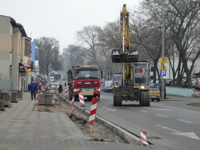 Drogowcy remontują chodnik wzdłuż bazaru przy ulicy Struga. Występują utrudnienia w ruchu pieszym i kołowym.