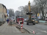 Drogowcy remontują chodnik koło targowiska przy ulicy Struga w Radomiu