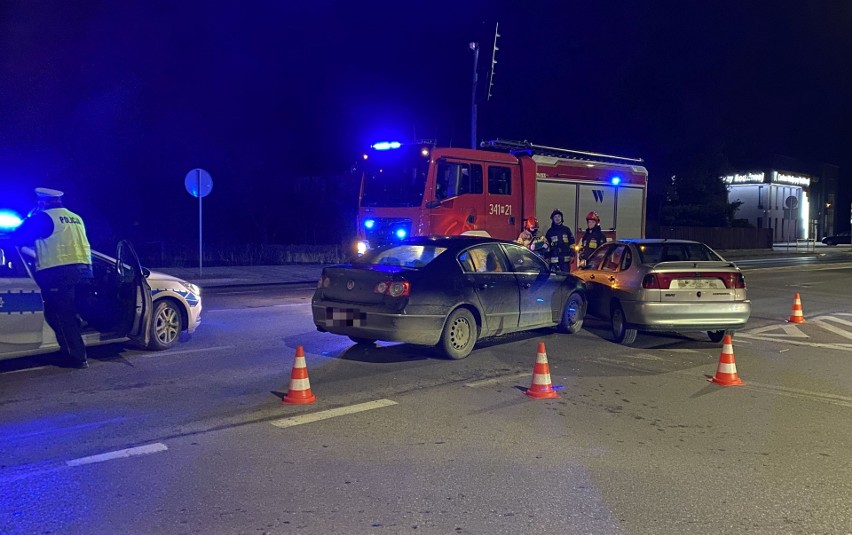Wypadek w Ostrołęce, na skrzyżowaniu ulic 11 Listopada i Dobrzańskiego. 21.02.2022. Zdjęcia