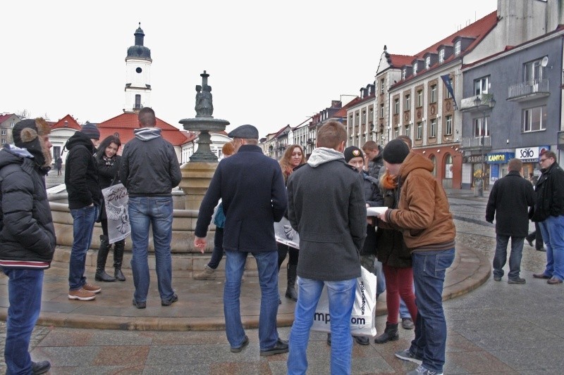 Rynek Kościuszki. Młodzież Wszechpolska rozdawała plakaty. Akcja Kocham Polskę (zdjęcia)