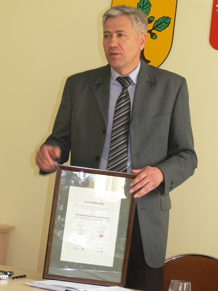 Wiesław Ordon, burmistrz Nowej Dęby prezentuje wyróżnienie, które odebrał w minioną środę wieczorem w Lublinie i zaznacza, że na nagrodę zapracowali mieszkańcy, przedsiębiorcy, organizacje pozarządowe i jego współpracownicy.