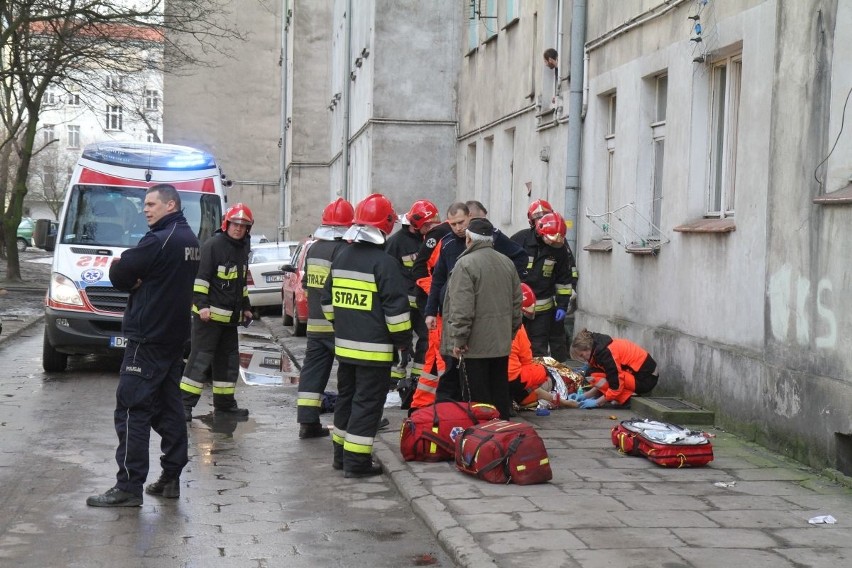 Mężczyzna wyskoczył z okna przy ul. Szczęśliwej