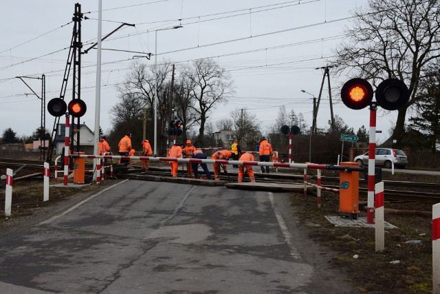 Przejazd kolejowy w Jaksicach. Utrudnienia potrwają do godziny 14.