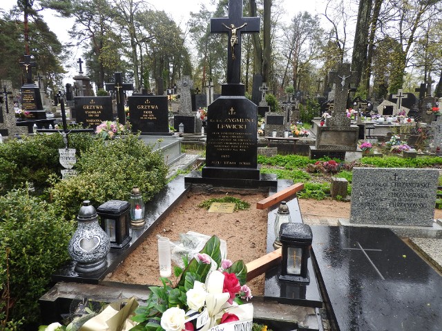 Tak wygląda grób ks. Zygmunta Lewickiego tydzień po pogrzebie. W niedzielę widok był jeszcze gorszy