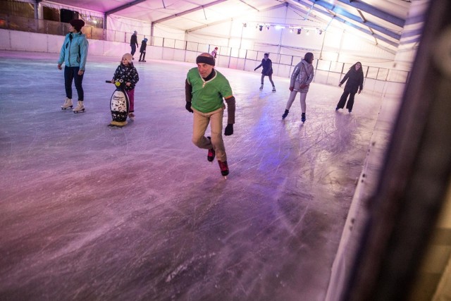 Ice Party, czyli impreza na łyżwach, to stały punkt Lodowiska Malta, które otwiera się już w sobotę