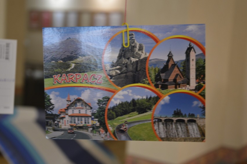 Wystawa wakacyjnych pocztówek w gorzowskiej bibliotece