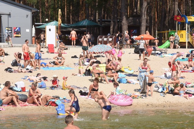 Jezioro Wielkie w Dąbiu znajdujemy się ok. 30 km od Zielonej Góry, 160 km od Poznania oraz ok. 40 km od granicy polsko-niemieckiej. To jedno z ulubionych miejsc nad wodą z piaszczystą plażą, gdzie przyjeżdżają nie tylko Lubuszanie. Nad jeziorem znajduje się ośrodek wypoczynkowy z wypożyczalnią sprzętu wodnego. Jest też plac zabaw dla dzieci i siłownia pod chmurką. Na nudę nikt nie narzeka. Zobaczcie sami! Byliśmy tam w piątek, 7 sierpnia>>>