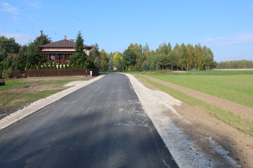 Kolejna droga w gminie Stara Błotnica przebudowana. Jest nowy asfalt i utwardzone pobocza