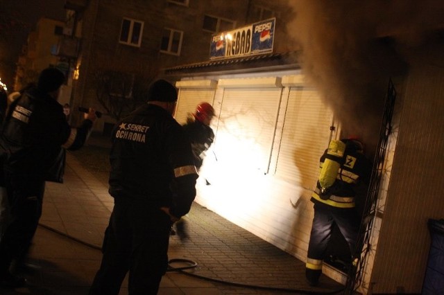 Strażacy gasili bar w Świnoujściu.