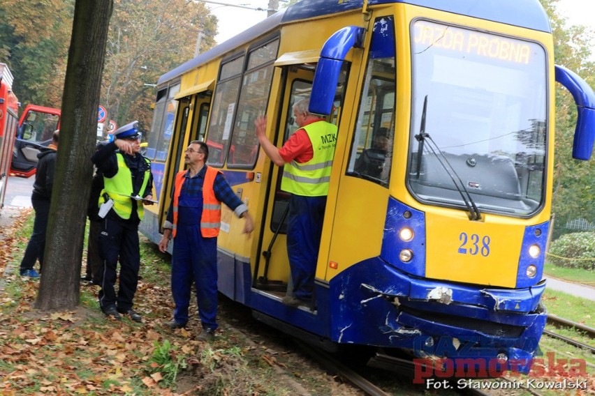 Zderzenie osobówki z tramwajem w Toruniu. Są ranni [wideo, zdjęcia]