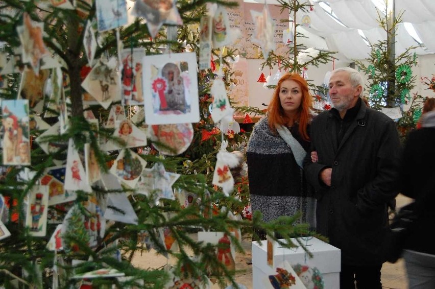 Na Jasnej Górze pielgrzymi, wierni głosują na najpiękniejszą Choinkę Wieczernikową ZDJĘCIA