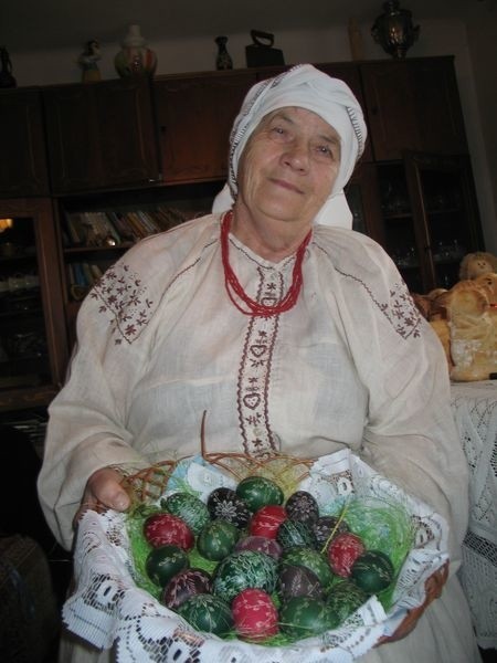 Anna Rzeszut, lasowiaczka z Baranowa Sandomierskiego tłumaczy, że jeśli nie możemy poświęcić kopy jaj, to trzeba ich włożyć do kosza tyle, ile osób zasiądzie przy świątecznym stole.