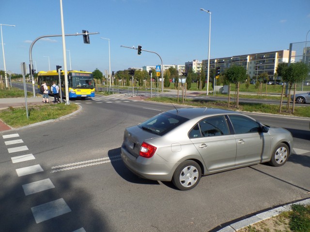 Nasz czytelnik chciałby skręcać z ul. 11 Listopada w lewo na parking dyskontu, żeby potem móc szybciej dojechać do domu. Drogowcy nie przewidują tam takich zmian