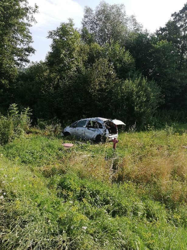 Wypadek na drodze 966. Jedna osoba ranna. Pomógł strażak, który wracał po służbie do domu