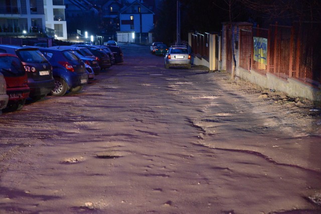 Ulica Kwarciana w Kielcach wciąż jest nieutwardzona i pełno w niej dziur.