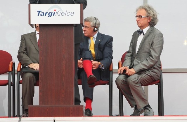 Na zdjęciu chodzi oczywiście o gentlemana w żółtym krawacie, siedzącego po lewej stronie prezesa Targów Kielce, Andrzeja Mochonia. fot. D. Lukasik