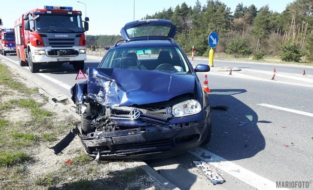 Według wstępnych ustaleń policji, 26-letni kierowca osobowego volkswagena z nieustalonych na razie przyczyn najechał na tył audi, kierowanego przez 55-latka.