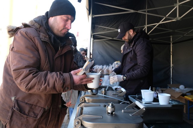 W niedzielę prezydent Przemyśla zaprosił wszystkich samotnych, potrzebujących i bezdomnych na świąteczny żurek. Żurek przygotowali miejscowi żołnierze.