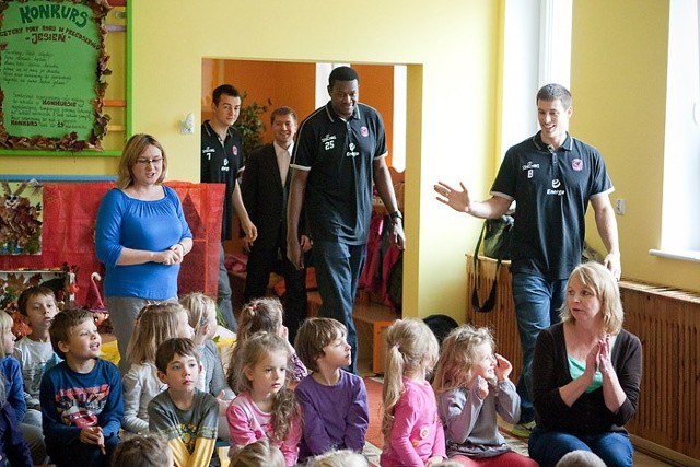 Koszykarze Energi Czarnych w przedszkoluKoszykarze Energi Czarnych w przedszkolu