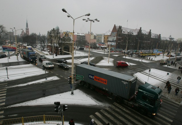 Od kilkunastu lat plac - skrzyżowanie przy Bramie Portowej czeka na modernizację. Pozostaje mieć nadzieję, że obecne postępowanie przeprowadzone zostanie znacznie sprawniej, niż inwestycja po sławetnym "grzybku".