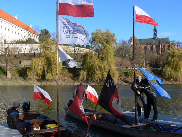 Gala będzie też chlubnym uzupełnieniem inicjatyw partnerstwa „Napędzani Wisłą", w ramach którego  11 Listopada ubiegłego roku zorganizowano  "I Patriotyczny rejs łodziami na Wiśle z Sandomierza do Baranowa Sandomierskiego".