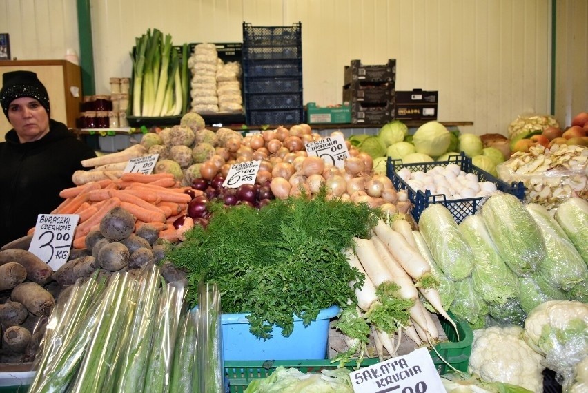 Ceny warzyw i owoców na chełmskim bazarze przed świętami Bożego Narodzenia. Zobacz zdjęcia