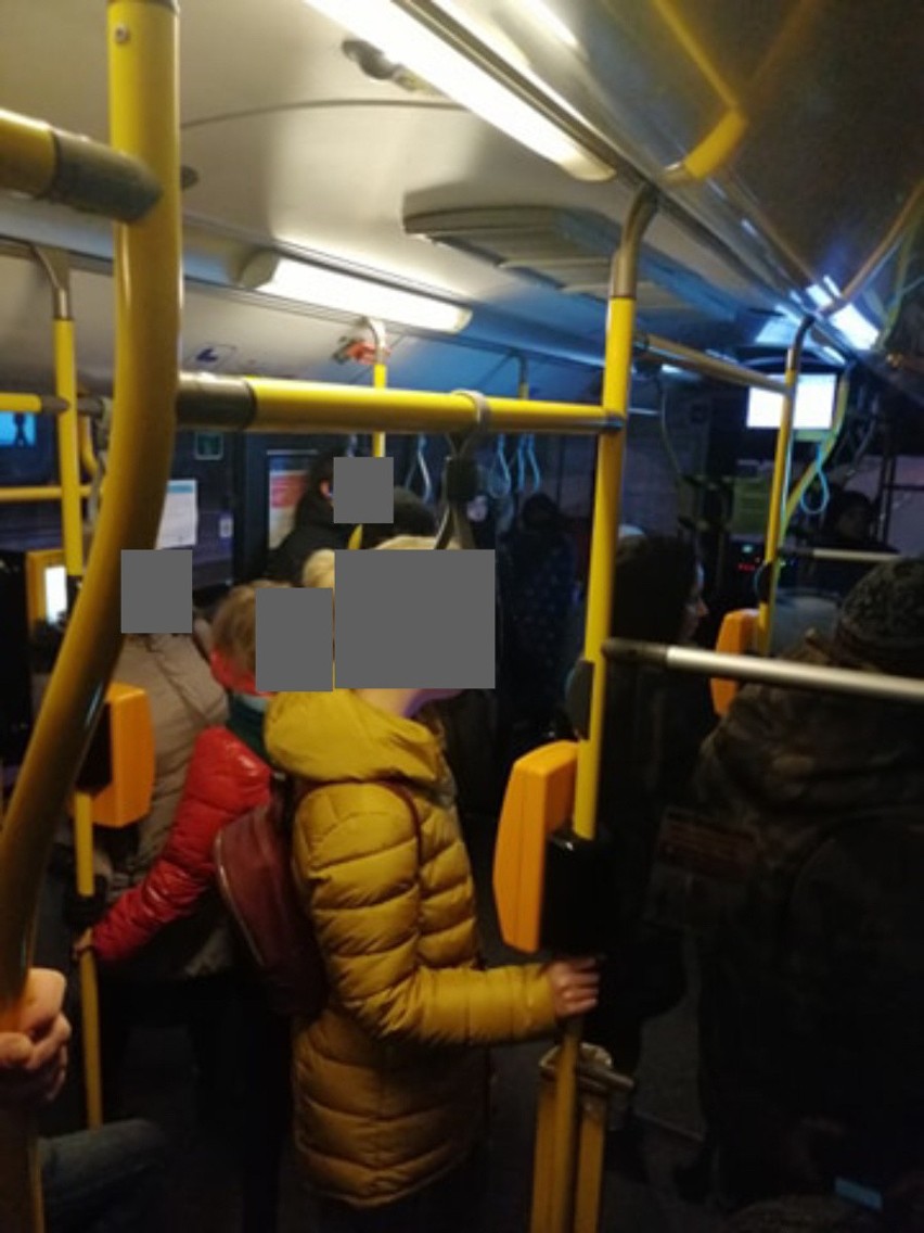 Zdjęcia zatłoczonej 103-tki. Według Czytelnika autobusem...