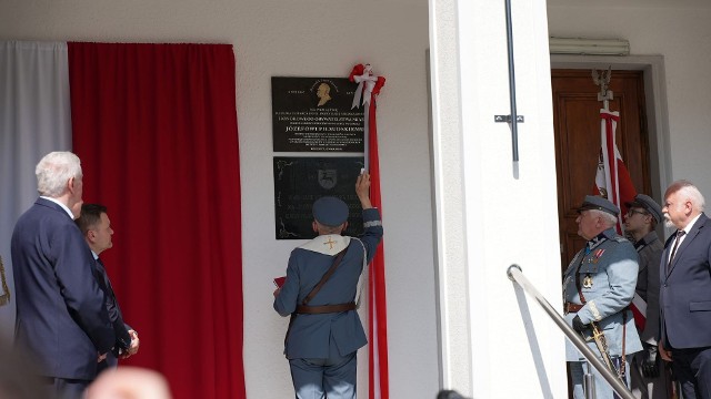 Na gmachu Urzędu Miejskiego w Kozienicach odsłonięto tablicę pamiątkową poświęconą marszałkowi Józefowi Piłsudskiemu.