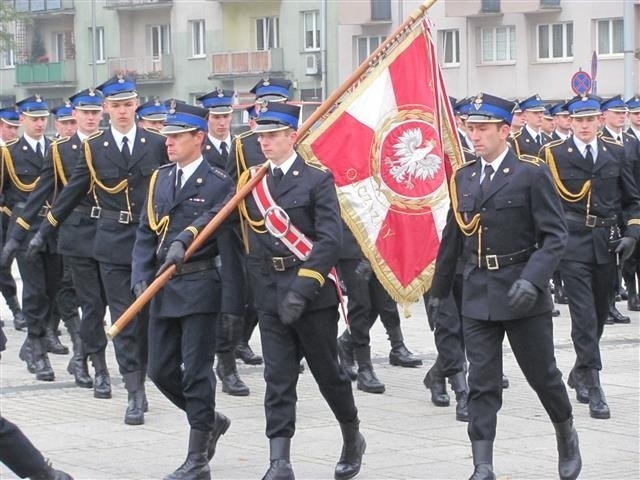 Defilada i ślubowanie strażaków w Częstochowie. Towarzyszyły...