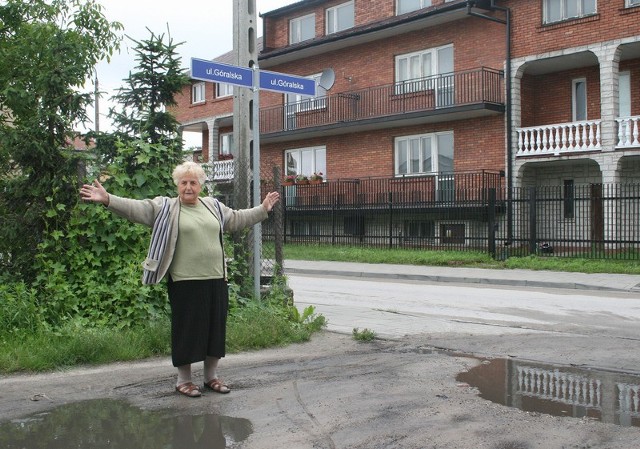 - Na działce od lat należącej do mojej rodziny miasto urządziło sobie publiczną ulicę - pokazuje pani Anna Łoboda.