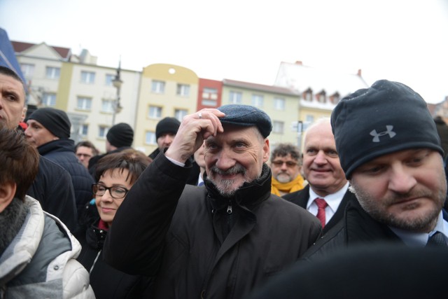 Minister obrony narodowej Antoni Macierewicz w Żaganiu