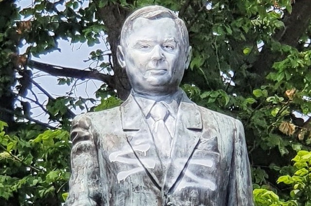 Mężczyzna, który znieważył pomnik prezydenta Lecha Kaczyńskiego, został zatrzymany