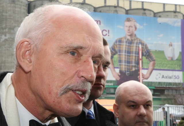 Janusz Korwin-Mikke: "Niech sobie (ludzie) demonstrują, byle spokojnie. Bo jak zaczną palić, niszczyć domy i rozwalać samochody - to do akcji wkroczy policja, a w razie konieczności i wojsko. Nie można pozwalać na to, by jakaś grupa szantażowała całą Polskę, jak niedawno górnicy, którzy zażądali po 50 tys. zł. Dlaczego dano im te pieniądze? Bo mieli kilofy? To był taki sam rabunek, jak włamanie do mieszkania. Kazałbym strzelać do takich rabusiów. Bez cienia wahania"