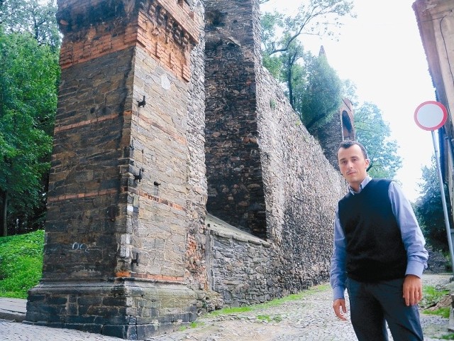 - Mury obronne to wielki turystyczny atut Paczkowa - podkreśla Piotr Stachura. (fot. Klaudia Bochenek)