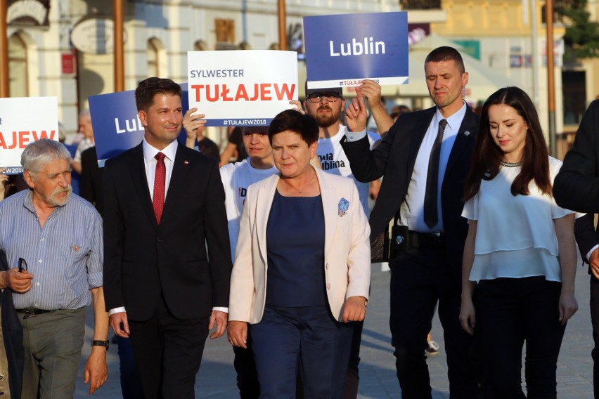 Awantura na placu Litewskim. Szydło przemawiała, a w tle: "Oddaj kasę!", "Konstytucja!" (ZDJĘCIA, WIDEO)