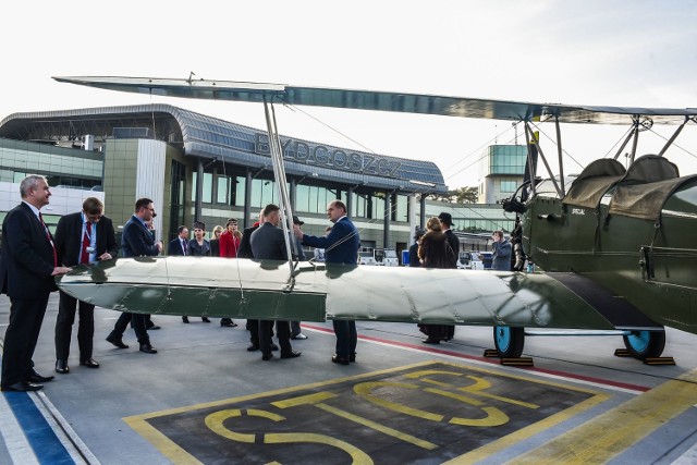 Wczoraj na terenie Portu Lotniczego miała miejsce uroczystość wieńcząca obchody 100-lecia lotniska. Pierwszy kawałek tortu ukroił bydgoszczanin Jan Wróblewski, pilot szybowców, dwukrotny mistrz świata.