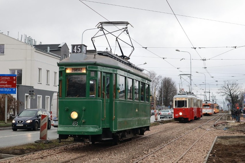 Parada starych, zabytkowych tramwajów z przedwojennym...