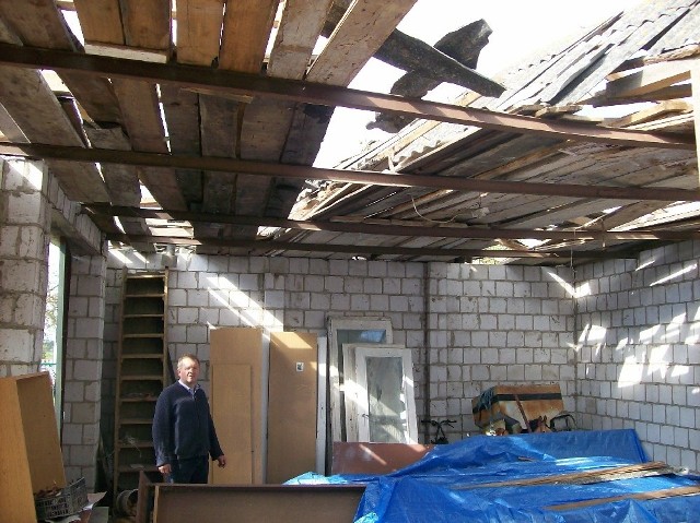 - W pół minuty wiatr zerwał dach z domu, powyrywał drzewa, zniszczył budynki gospodarcze &#8211; mówi Janusz Kundys z Makowa w gminie Skaryszew.