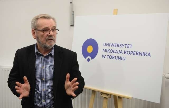 Prof. Edward Saliński podczas konferencji prezentującej nowe logo UMK