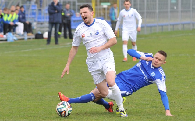 Jakub Grzegorzewski (w białej koszulce) był aktywny, oddawał strzały, ale w kolejnym meczu nie zdobył bramki.