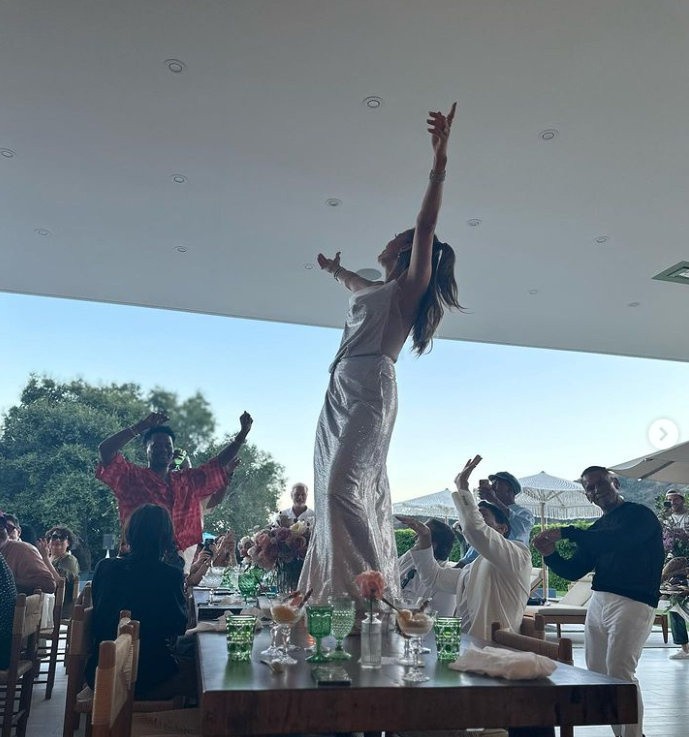 Jennifer Lopez w szampańskim nastroju.