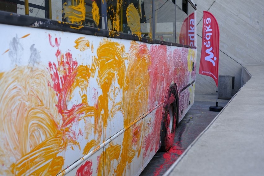Pofarbowany autobus dla stowarzyszenia "Wędka"