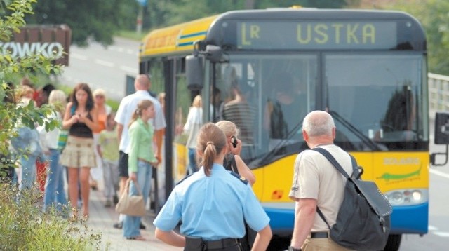 Autobus Linii Regionalnej. Poza okresem letnim nie widać w nich tłumów.