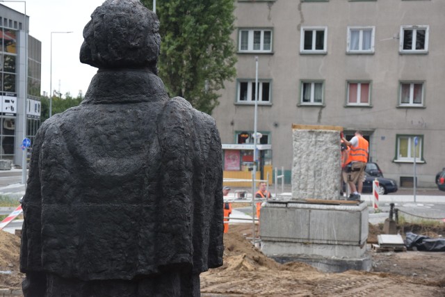 Mickiewicz „zszedł” z cokołu 9 października 2019 r. Od tego czasu czeka nieopodal miejsca, gdzie stanie.