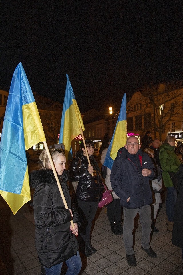 Mieszkańcy Rybnika wyrazili wsparcie dla Ukrainy.  Zobacz kolejne zdjęcia. Przesuwaj zdjęcia w prawo - naciśnij strzałkę lub przycisk NASTĘPNE