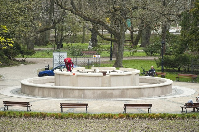 Prace przy fontannie w Koszalinie.