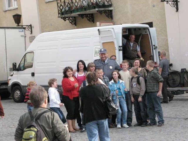 Jedną z atrakcji dla turystów przyjeżdżających do Sandomierza jest ekipa "Ojca Mateusza&#8221;.