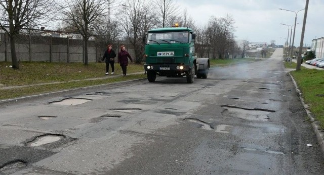 Przy ulicy Nasiennej dziura jest przy dziurze. Tak wygląda dojazd do parku przemysłowego oraz do Przedsiębiorstwa Energetyki Cieplnej, które właśnie w tym miejscu ma swoją siedzibę.