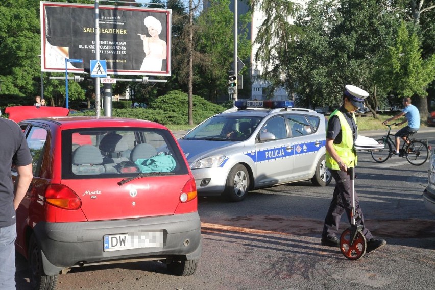 Wypadek trzech samochodów na Powstańców Śląskich. Dwie osoby ranne