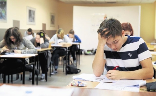 Kamil Sadanowicz i inni uczniowie II LO zdawali w środę próbny egzamin z matematyki w wersji międzynarodowej. W maju napiszą taki egzamin jako pierwsi uczniowie z północno-wschodniej Polski.